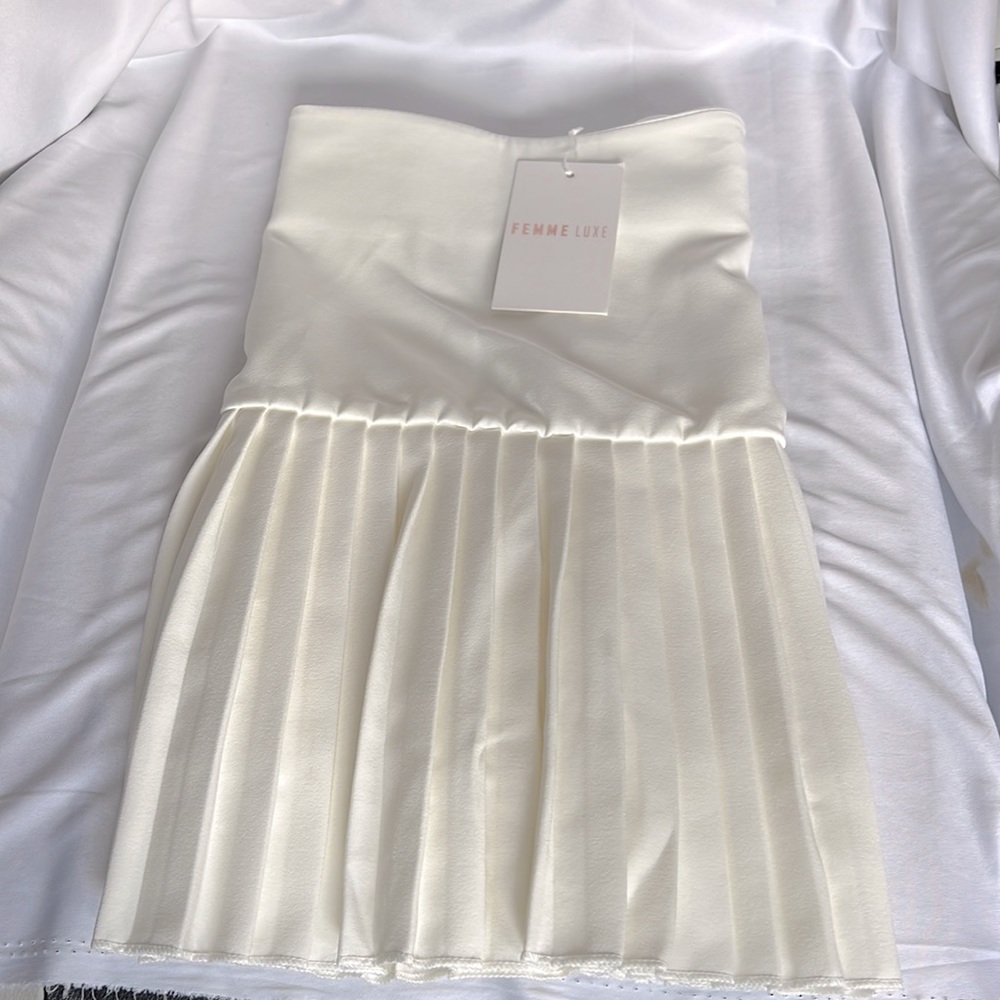 NWT Femme Lux Off White bottom pleated skirt L